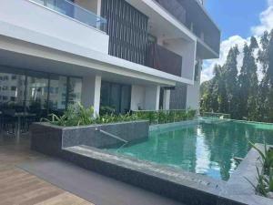 una piscina di fronte a una casa di 1-Bed Corner Apartment with Ocean & City Views a Accra