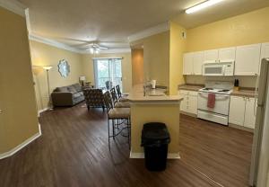 uma cozinha e sala de estar com uma mesa e um balcão em Serenade Condo On Palmer Ranch em Sarasota