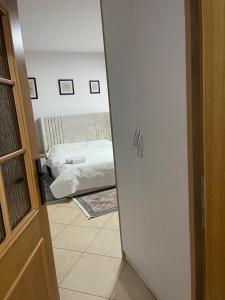 Blick auf ein Schlafzimmer mit einem Bett in einem Zimmer in der Unterkunft Sol Apartments in Tirana