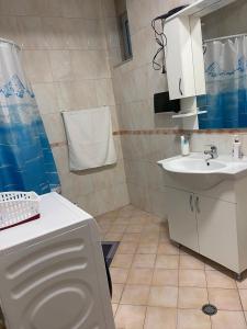 ein Bad mit einem Waschbecken und einem WC in der Unterkunft Sol Apartments in Tirana