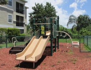 um parque infantil com escorrega num parque em Serenade Condo On Palmer Ranch em Sarasota