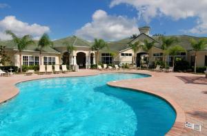 uma grande piscina em frente a uma casa em Serenade Condo On Palmer Ranch em Sarasota