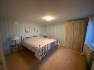 A bed or beds in a room at Tylösand guesthouse 300m from ocean & golf course