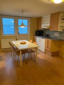een keuken met een tafel en stoelen in een kamer bij Tylösand guesthouse 300m from ocean & golf course in Halmstad