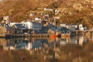 una ciudad a orillas de un cuerpo de agua en Bae Abermaw Boutique B&B, en Barmouth