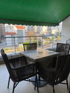 einen Tisch und Stühle mit Blick auf einen Zug in der Unterkunft Sol Apartments in Tirana