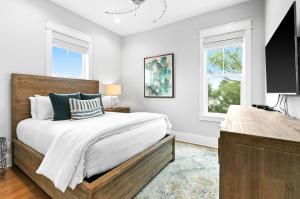 Un dormitorio con una cama y un televisor de pantalla plana. en La Pura Vida, en Inlet Beach 67 fotos más