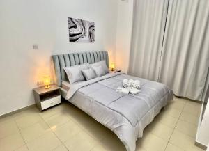 una camera da letto con un grande letto con due candele sopra di Cozy 2 Bedroom Apartment in Al Nahda Dubai a Dubai