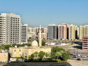 vista su una città con edifici alti e una moschea di Cozy 2 Bedroom Apartment in Al Nahda Dubai a Dubai