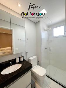 een badkamer met een toilet, een wastafel en een douche bij 1501B - Espaçoso apê 2Q St Bueno in Goiânia