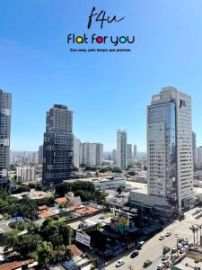een luchtzicht op een stad met hoge gebouwen bij 1501B - Espaçoso apê 2Q St Bueno in Goiânia