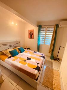 ein Schlafzimmer mit einem großen Bett in einem Zimmer in der Unterkunft Villa KLYTANLY in Le Robert