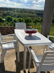 una mesa blanca con dos sillas y un tazón en ella en The Farmhouse 
