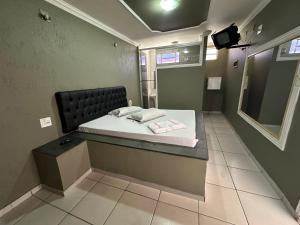 een kamer met een bed en een tv. bij Motel Power in Belo Horizonte