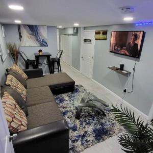 uma sala de estar com um sofá e uma televisão de ecrã plano em Homely 3 Bedroom unit em Newark