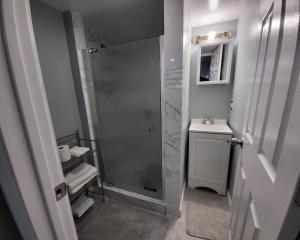 ein Bad mit einer Dusche, einem WC und einem Waschbecken in der Unterkunft Homely 3 Bedroom unit in Newark
