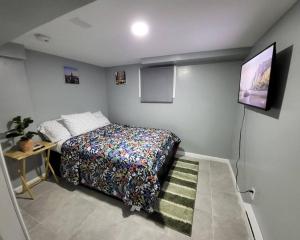 Schlafzimmer mit einem Bett und einem Flachbild-TV in der Unterkunft Homely 3 Bedroom unit in Newark