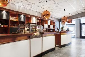 eine Bar in einem Restaurant mit einem Tresen in der Unterkunft Hotel Örebro in Örebro