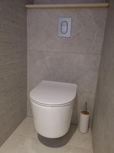 d'une salle de bains avec des toilettes blanches dans le coin. dans l'établissement Meer aan het meer, à Keerbergen