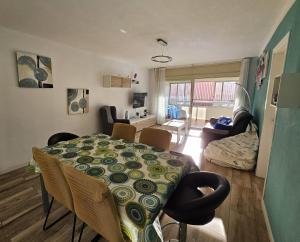 a dining room table and chairs in a living room at Apartamento Nuria in Figueres