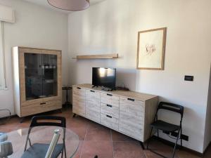 una sala de estar con TV en un tocador de madera en Appartamento nuovo e delizioso, en Vidiciatico