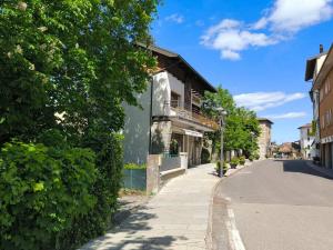 una calle con un edificio al lado de la carretera en Appartamento nuovo e delizioso, en Vidiciatico