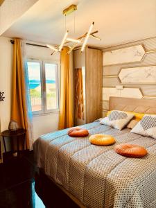 um quarto com duas camas com almofadas em Superbe Villa avec piscine - vue mer - Presqu'Île de Giens - 5 étoiles em Hyères