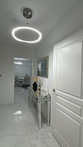 Habitación con puerta y mesa con espejo. en Appartement luxury en Montpellier