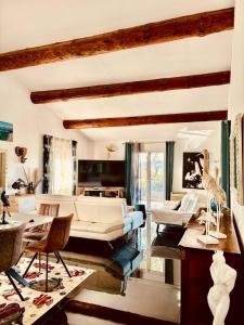 uma sala de estar com um sofá e uma mesa em Superbe Villa avec piscine - vue mer - Presqu'Île de Giens - 5 étoiles em Hyères