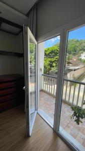 a sliding glass door with a view of a balcony at Apto climatizado 3 quartos a 3,7km da Vila Germânica in Blumenau