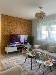 un soggiorno con divano e TV di Al Sahab Villa a Hadžići