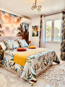 A bed or beds in a room at Superbe Villa avec piscine - vue mer - Presqu'Île de Giens - 5 étoiles