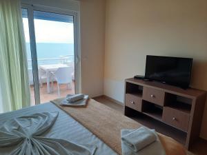 Μια τηλεόραση ή/και κέντρο ψυχαγωγίας στο Apartments Val