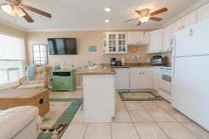 Kuchyň nebo kuchyňský kout v ubytování A Beachside Retreat