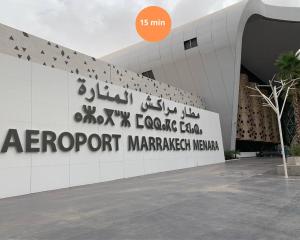 un bâtiment avec un panneau indiquant aazport marriott namespace dans l'établissement Luxury Odyssey - Marrakech Centre, à Marrakech