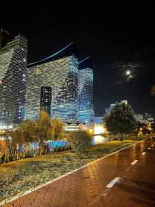 un perfil urbano por la noche con edificios altos en P A N O R A M A A P R T H T E L ORBI WiTH SEA VIEW, en Batumi