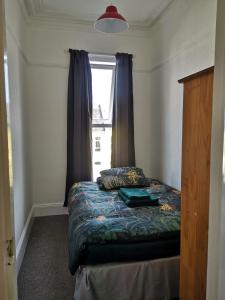 En eller flere senger på et rom på Freedom Park Villas, Entire 1 bed apartment