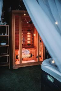 ein kleines Zimmer mit einem Bett in einem Zimmer in der Unterkunft Alina Apartman in Neszmély
