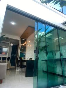 卡皮托利乌Flat luxo Capitólio的客厅的玻璃门,配有桌子