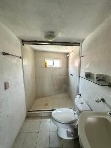 W łazience znajduje się prysznic, toaleta i umywalka. w obiekcie Sirenas w Acapulco