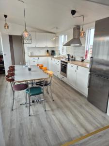 uma cozinha com uma mesa e cadeiras em Eaglerock guesthouse 2 em Kirkjubæjarklaustur