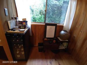 Oshima-machi - House - Vacation STAY 51703v في Oshima: غرفة بها مكتب ونافذة كبيرة