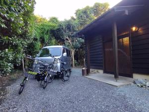 deux vélos garés à côté d'une camionnette à côté d'un bâtiment dans l'établissement Oshima-machi - House - Vacation STAY 51703v, à Oshima