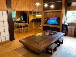 uma sala de estar com uma mesa de madeira e uma cozinha em Oshima-machi - House - Vacation STAY 51703v em Oshima