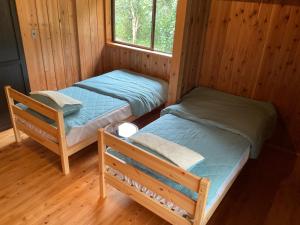 2 camas en una cabaña con ventana en Oshima-machi - House - Vacation STAY 51703v, en Oshima
