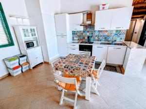 a kitchen with a table and chairs in it at Margus in Punta Braccetto