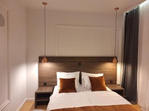 1 dormitorio con 1 cama grande y 2 almohadas en Accommodation Iva, en Zadar