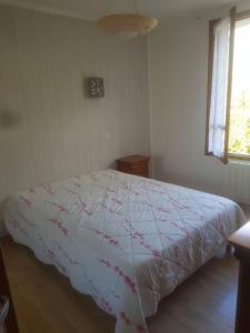 - une chambre avec un lit doté d'une couette blanche et d'une fenêtre dans l'établissement L Étoile du Verdon, à Saint-André-les-Alpes