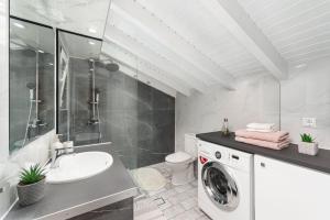 A bathroom at Colorful House (Attic)