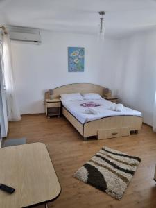 1 dormitorio con cama, escritorio y mesa en Casa Antonia, en Vama Veche